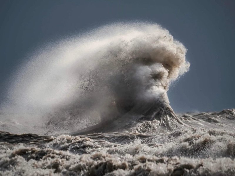 volto in un onda, #Fotografo cattura il &#8220;volto di Poseidone&#8221; nelle onde in tempesta