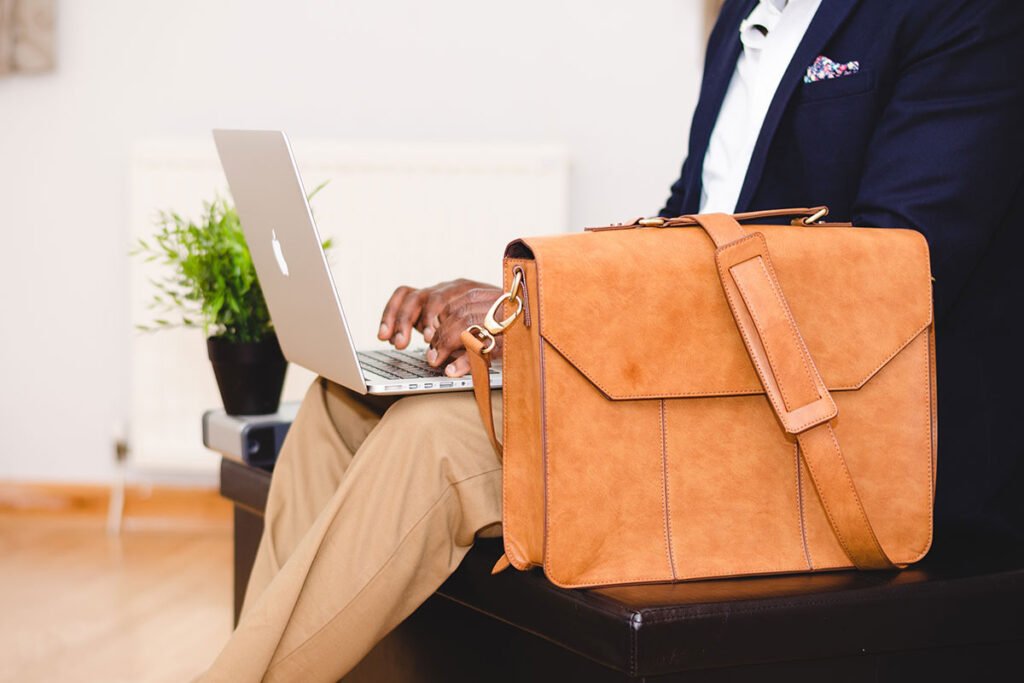 differenze culturali nella gestualità e nel contatto fisico, Le abitudini aziendali più stravaganti nel mondo