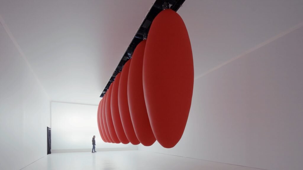 l'installazione di SpY al Baloon Museum di Roma, La danza ipnotica delle forme: sinfonia di movimento e luce di SpY