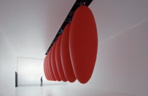 La danza ipnotica delle forme: sinfonia di movimento e luce di SpY