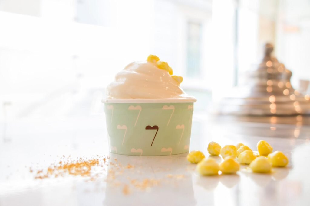 , #Fashion Week 2019, l’agrigelateria GUSTO 17 celebra il giallo Versace