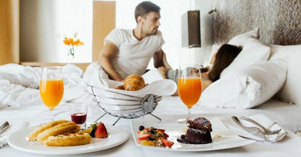 cibi per San Valentino, #Fragole, vino rosso, agrumi e aglio a tavola a San Valentino