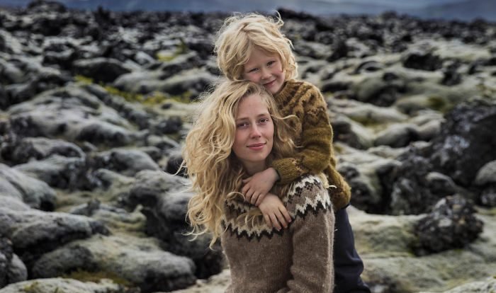 #Fotografa immortala lo sguardo della maternità nei diversi paesi Madre e figlia immortalati da Mihaela Noroc