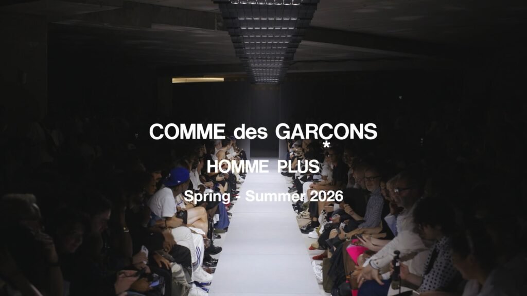 Comme des Garçons Spring Summer 2026 Parigi, Comme des Garçons: quando la bellezza nasce dalla polvere e dal disordine
