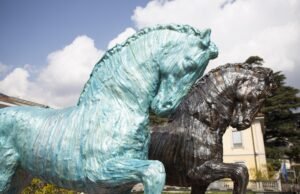 Weekend sul lago tra arte e relax. A Cernobbio (CO) Davide Dall’Osso diffonde le sue “Tracce” Tracce, Davide Dall’Osso, foto di Mario Teli.