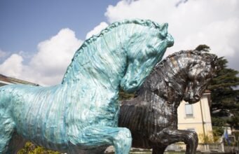 Weekend sul lago tra arte e relax. A Cernobbio (CO) Davide Dall’Osso diffonde le sue “Tracce” Tracce, Davide Dall’Osso, foto di Mario Teli.