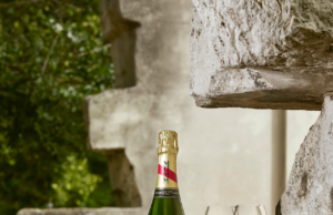 Un brindisi sostenibile: Mumm Cordon Rouge per un Natale tra lusso e responsabilità