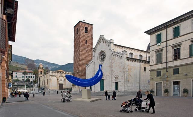 The Blue Banana a Pietrasanta, #The Blue Banana anima le vie di Pietrasanta