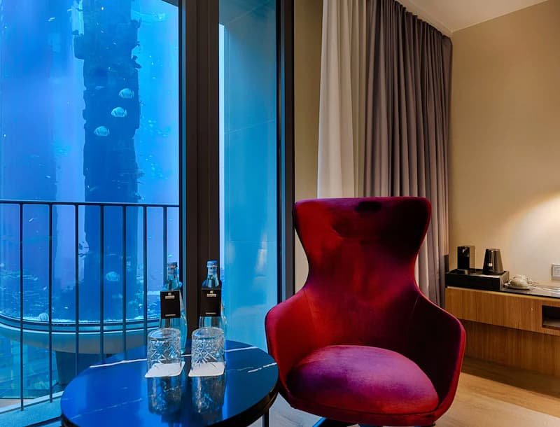 Acquario cilindrico di Berlino, Esplode acquario in hotel di Berlino, allagando la hall e uccidendo 1500 pesci tropicali