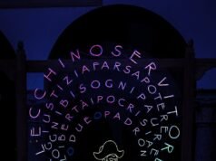 Quando la luce incontra il teatro: l’Arlecchino luminoso di Angelo Bonello a Milano