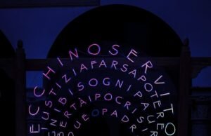 Quando la luce incontra il teatro: l’Arlecchino luminoso di Angelo Bonello a Milano