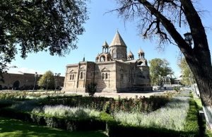 Pasqua in Armenia: in viaggio tra spiritualità, sapori e tradizioni millenarie Armenia, cattedrale di Echmiadzin