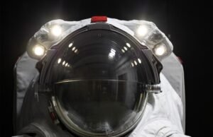 Dalle stelle alla Luna: Prada ridefinisce l’eleganza extraterrestre