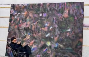 L’arte terapeutica di Bai Yiyi: energia e materia si fondono nella mostra Healing a Milano