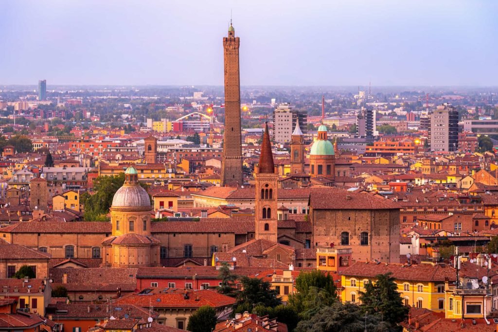 Bologna e la storia delle sue torri, Alle radici dei grattacieli medievali bolognesi