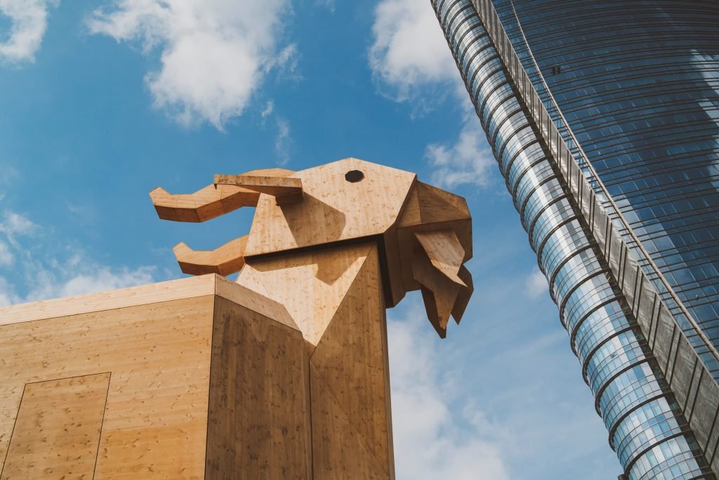 La statua di capra in Gae Aulenti., #Un Caprone Gigante è apparso a Milano