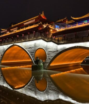 La Cina oltre Shanghai e Pechino: le città cyberpunk e le montagne di Avatar che stanno cambiando il turismo asiatico