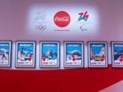 Pin trading a Milano Cortina 2026: Coca-Cola celebra lo scambio di spillette olimpiche a The Peak