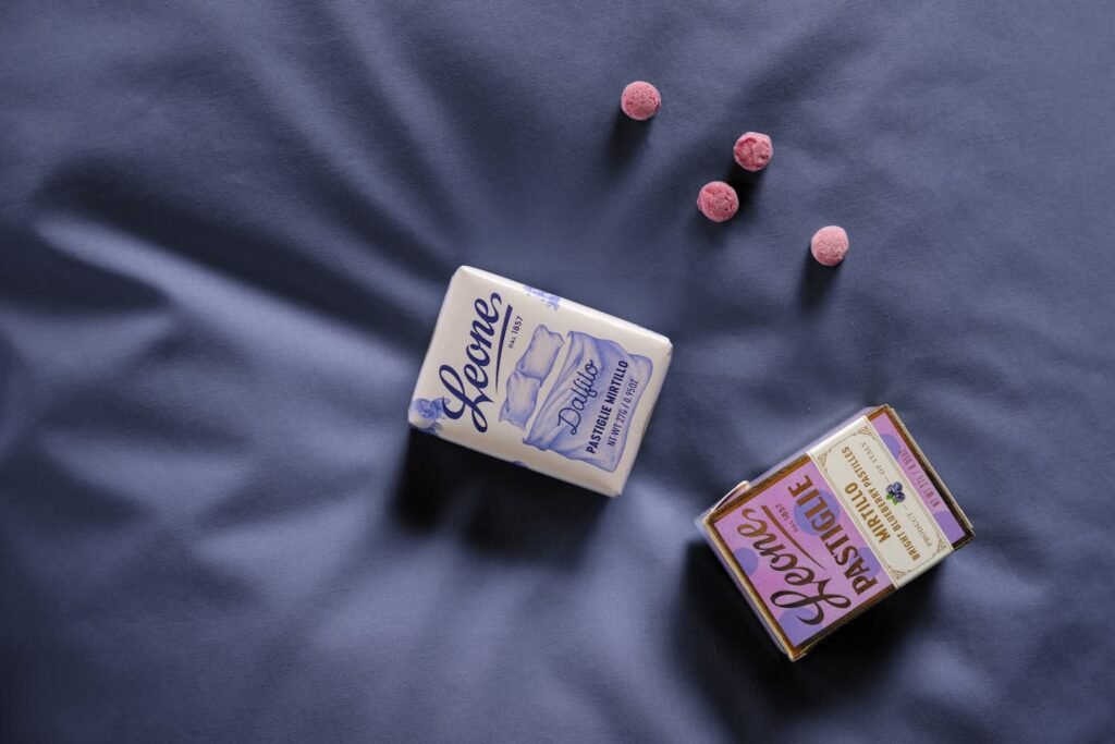 lenzuola colore mirtillo Dalfilo Leone 1857, Quando la casa si veste di nostalgia: il mirtillo incontra le lenzuola