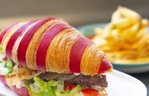 Croissant burger a Milano: quando la pasticceria incontra l’hamburger da Cardinale No#News la rivista dell'ozio e della serendipità, Ozio e serendipità