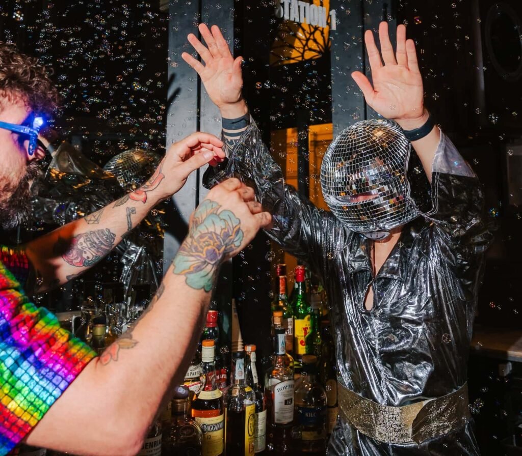 DISCO Cocktail Competition Milano Tripstillery Navigli, Cocktail e travestimenti disco: a Milano la gara che trasforma i bartender in showman