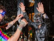 Cocktail e travestimenti disco: a Milano la gara che trasforma i bartender in showman
