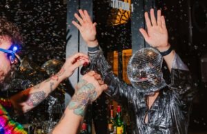 Cocktail e travestimenti disco: a Milano la gara che trasforma i bartender in showman