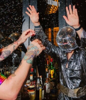 Cocktail e travestimenti disco: a Milano la gara che trasforma i bartender in showman