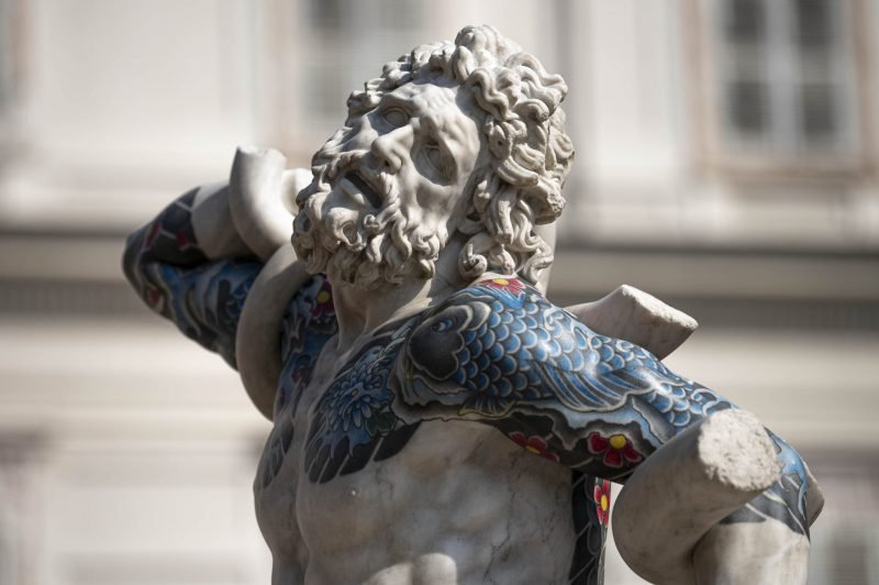 Le monumentali statue tatuate di Fabio Viale arrivano a Torino