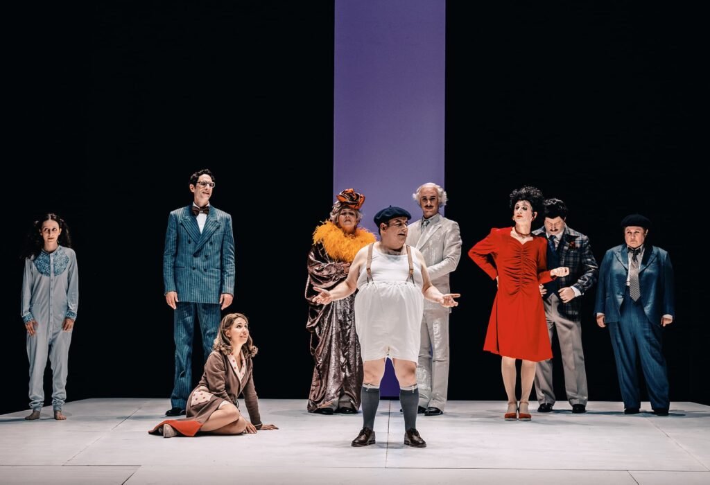 Fantozzi teatro 2025 2026 Davide Livermore Paolo Villaggio spettacolo tournée, Fantozzi torna a teatro: il ragioniere più sfigato d’Italia diventa tragedia classica