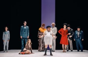 Fantozzi torna a teatro: il ragioniere più sfigato d’Italia diventa tragedia classica