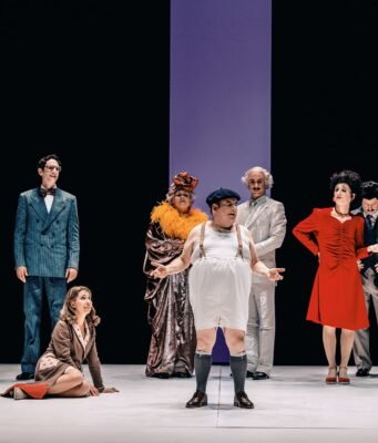 Fantozzi torna a teatro: il ragioniere più sfigato d’Italia diventa tragedia classica