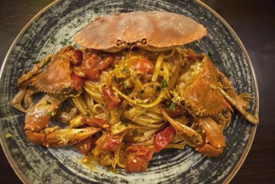 Fiore Milano: il wine bar di quartiere che ridefinisce la cultura del vino naturale a Milano No News la rivista dell'ozio e della serendipità, Ozio e serendipità