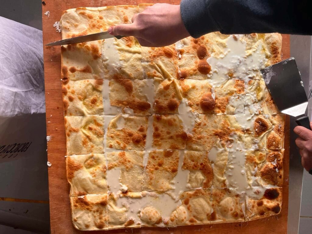 Cos'è la Focaccia di Recco, La Focaccia di Recco: pasta sottile e formaggio filante