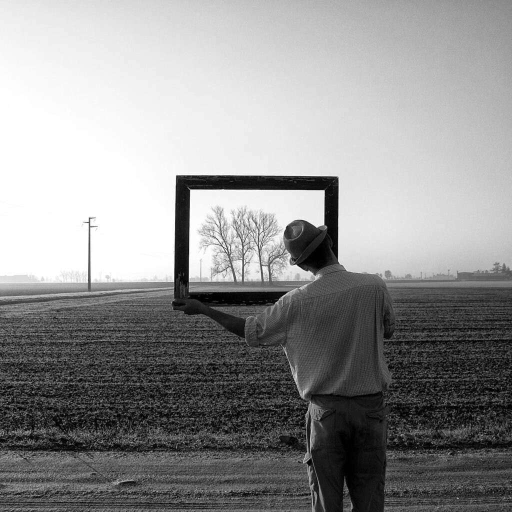 mostra fotografica Carlo Ferrara Milano Spazio Ardire, A Milano la fotografia diventa musica: Carlo Ferrara in mostra tra autoritratti e paesaggi dell’anima