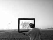 A Milano la fotografia diventa musica: Carlo Ferrara in mostra tra autoritratti e paesaggi dell’anima