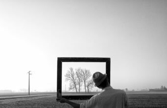 A Milano la fotografia diventa musica: Carlo Ferrara in mostra tra autoritratti e paesaggi dell’anima No#News la rivista dell'ozio e della serendipità, Periodico dell’ozio e della serendipità