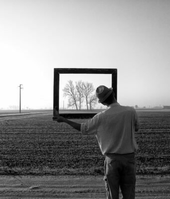 A Milano la fotografia diventa musica: Carlo Ferrara in mostra tra autoritratti e paesaggi dell’anima