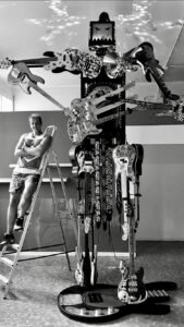 Marco Menin Hard Rock Cafe di Milano, Il gigante basso di Marco Menin esposto da Hard Rock Cafe Milan