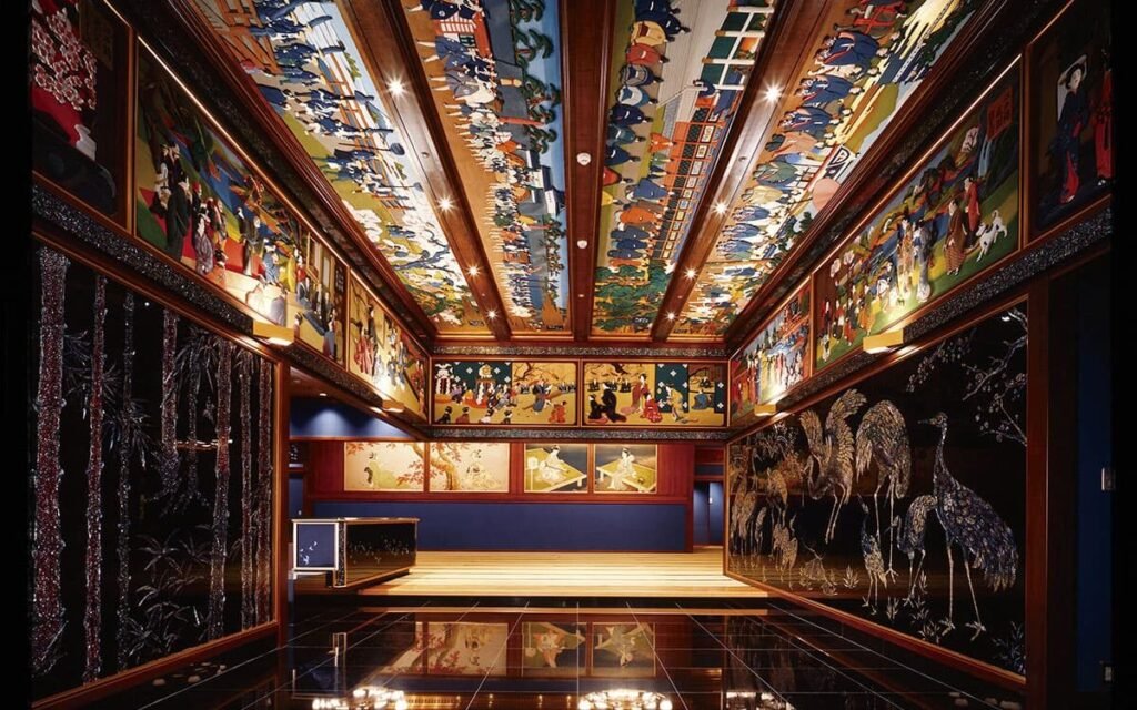 Yoga all'Hotel Gajoen, #Questo hotel giapponese ospita lezioni di yoga nella sua galleria d&#8217;arte mozzafiato
