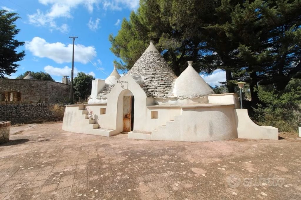 , Casa sull’albero o galleggiante o forse una torre medievale? Le vacanze last minute non sono mai state così particolari