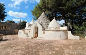 Casa sull’albero o galleggiante o forse una torre medievale? Le vacanze last minute non sono mai state così particolari