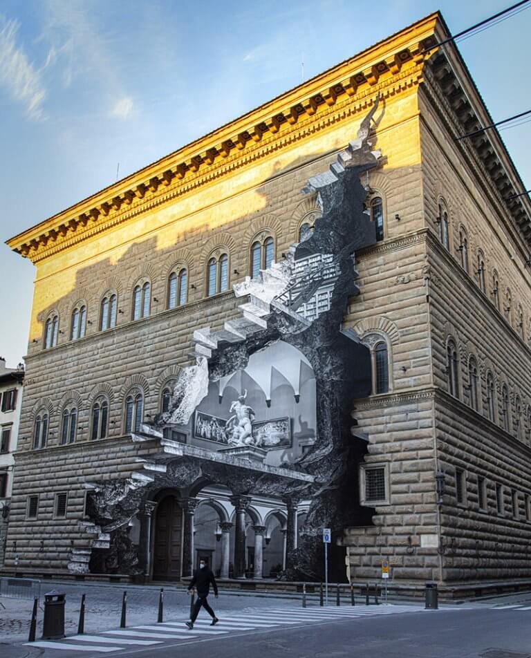 La ferita di JR decora Palazzo Strozzi a Firenze, #A Palazzo Strozzi l&#8217;arte fuoriesce dal museo chiuso