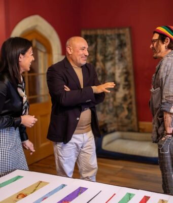 Johnny Depp debutta come artista a Milano con “Yesterday’s Flowers”