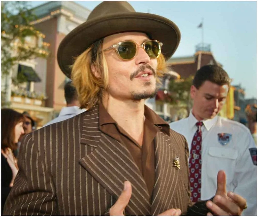 hairstyle di Jonny Depp, #Buon compleanno Mr. Depp: tutti i look più iconici dell&#8217;attore