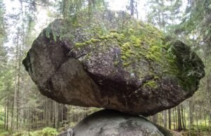 La roccia che sfida la gravità nella Carelia finlandese