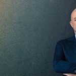 , Quando la menzogna sale sul palco: Nuzzi al Manzoni smonta le fake news sui grandi casi di cronaca