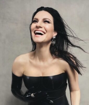 Laura Pausini incanta San Siro: l’apertura olimpica tra musica e tricolore