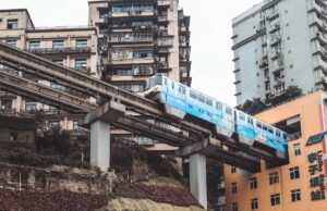 La metropolitana che attraversa un palazzo