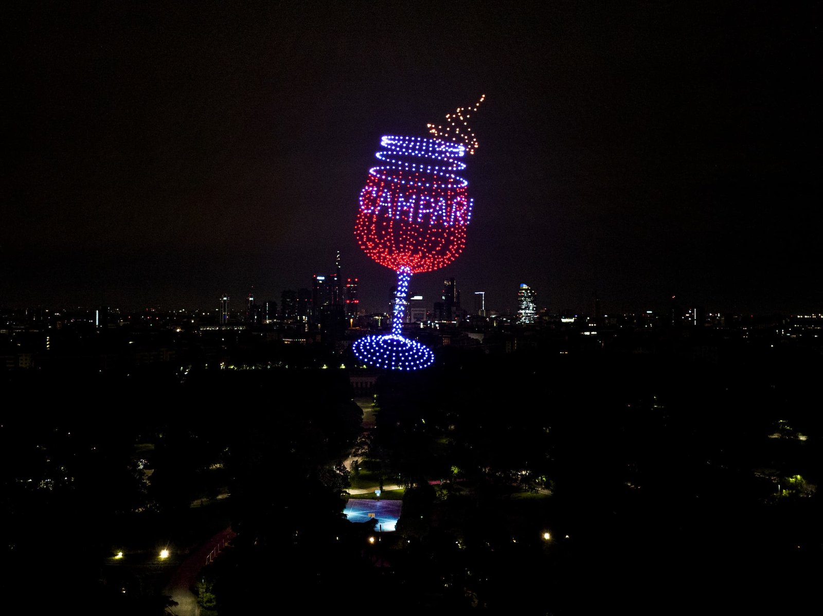 #Campari celebra Milano con un impressionante drone show